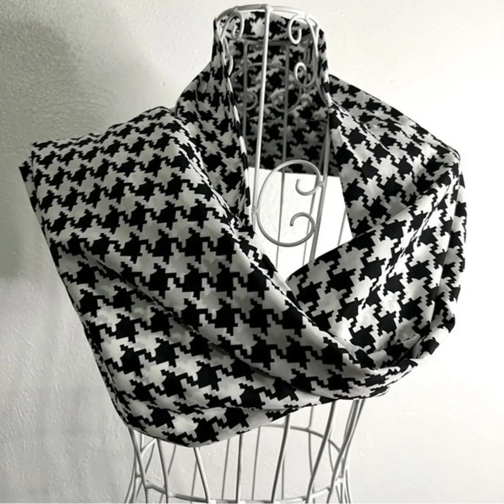 Infinity scarf, black & white, 100% polyester.